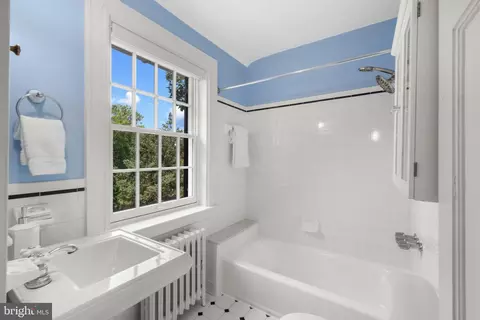 Bath - 306 Broxton Rd, Baltimore, MD 21212 photo 3 of 4