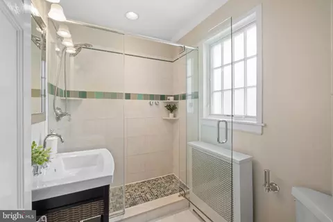 Bath - 306 Broxton Rd, Baltimore, MD 21212 photo 2 of 4