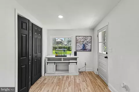 Entry Way - 5818 Highgate Dr, Baltimore, MD 21215 photo 4 of 6