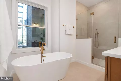 Bath - 1508 Mcculloh St, Baltimore, MD 21217 photo 2 of 4