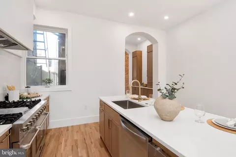 Entry Way - 1508 Mcculloh St, Baltimore, MD 21217 photo 4 of 12