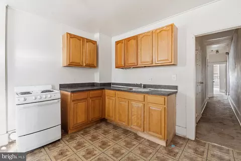 Entry Way - 2420 Greenmount Ave, Baltimore, MD 21218 photo 3 of 7