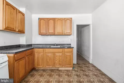 Entry Way - 2420 Greenmount Ave, Baltimore, MD 21218 photo 4 of 7