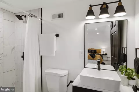 Bath - 4011 Carlisle Ave, Baltimore, MD 21216 photo 2 of 5