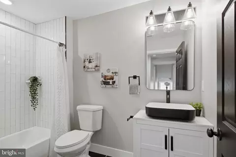 Bath - 4011 Carlisle Ave, Baltimore, MD 21216 photo 4 of 5