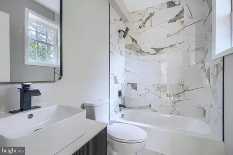 Bath - 3509 Sequoia Ave, Baltimore, MD 21215 photo 2 of 7