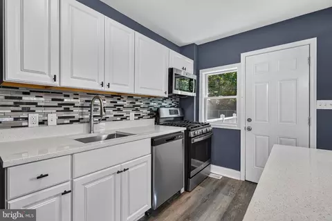 Entry Way - 5605 Highgate Dr, Baltimore, MD 21215 photo 6 of 12