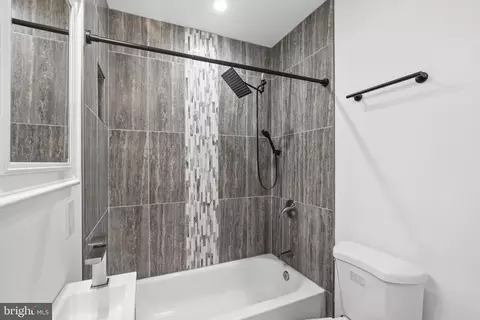 Bath - 455 E Lorraine Ave, Baltimore, MD 21218 photo 2 of 3