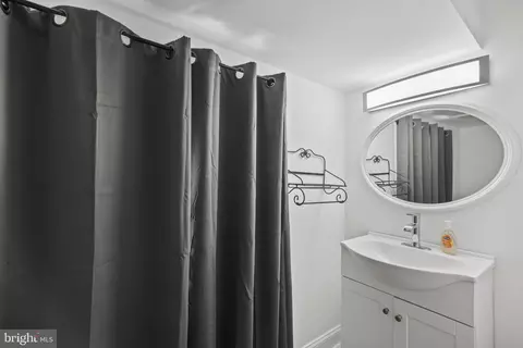 Bath - 455 E Lorraine Ave, Baltimore, MD 21218 photo 3 of 3