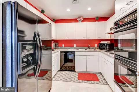 Kitchen - 10 E Lee St #2103, Baltimore, MD 21202 photo 2 of 3