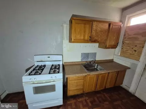 Entry Way - 2811 Boarman Ave, Baltimore, MD 21215 photo 4 of 6