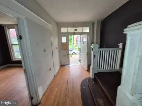 Entry Way - 2811 Boarman Ave, Baltimore, MD 21215 photo 2 of 6