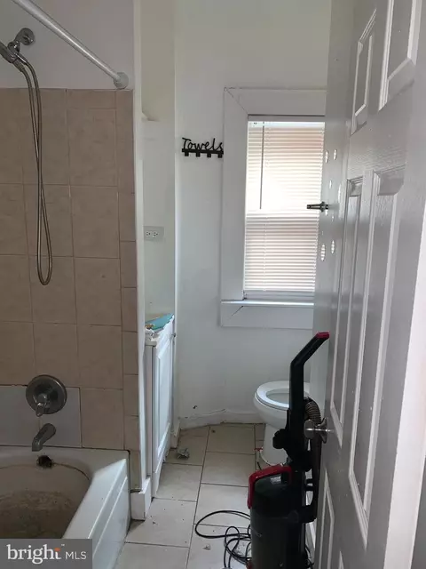 Bath - 2305 Orem Ave, Baltimore, MD 21217 photo 1 of 1