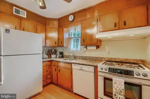 Kitchen - 6012 Winthrope Ave, Baltimore, MD 21206 photo 4 of 4