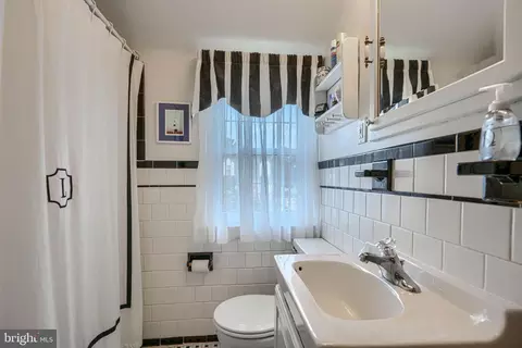 Bath - 6012 Winthrope Ave, Baltimore, MD 21206 photo 1 of 2