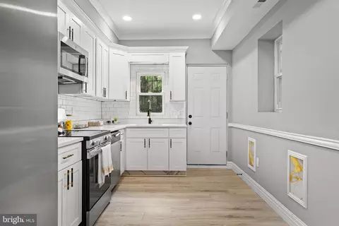 Entry Way - 1640 N Wolfe St, Baltimore, MD 21213 photo 6 of 17