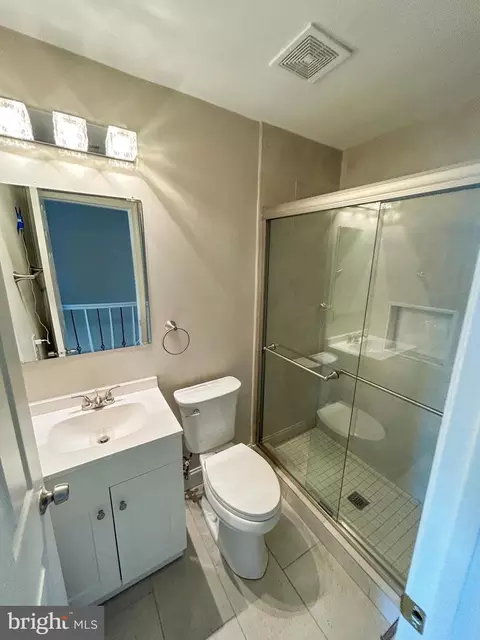 Bath - 556 Gold St, Baltimore, MD 21217 photo 2 of 2