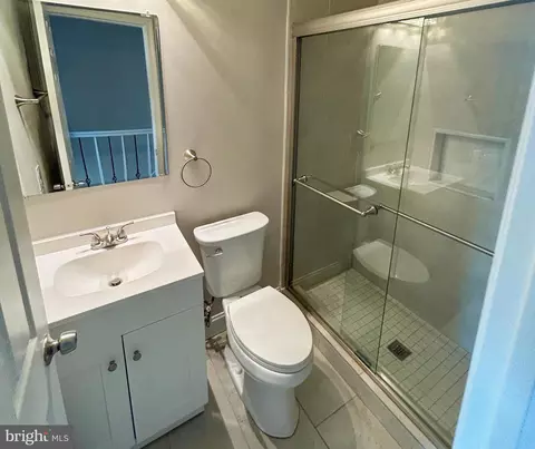 Bath - 556 Gold St, Baltimore, MD 21217 photo 1 of 2