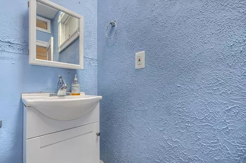 Bath - 611 E 36th St, Baltimore, MD 21218 photo 3 of 4