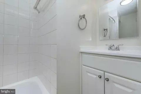 Bath - 109 Scott St, Baltimore, MD 21201 photo 1 of 4