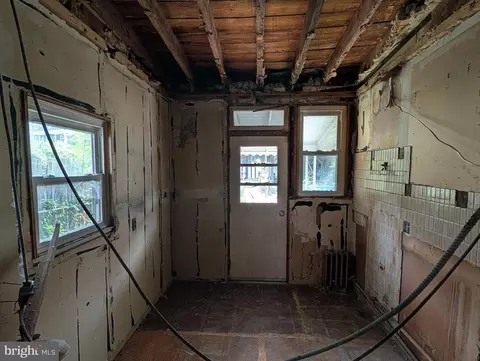 Entry Way - 3439 Kenyon Ave, Baltimore, MD 21213 photo 3 of 7