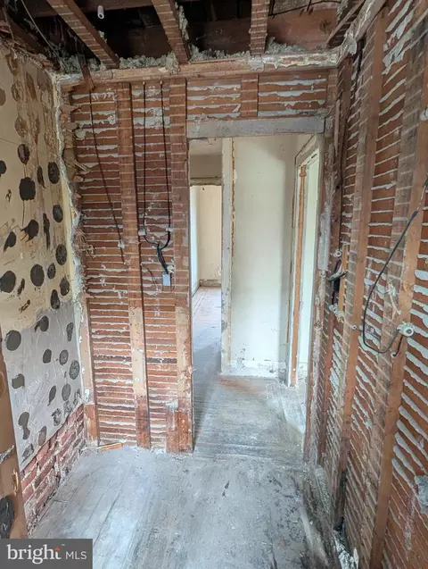 Entry Way - 3439 Kenyon Ave, Baltimore, MD 21213 photo 6 of 7