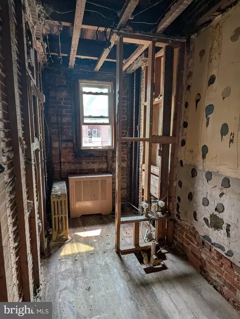 Entry Way - 3439 Kenyon Ave, Baltimore, MD 21213 photo 5 of 7