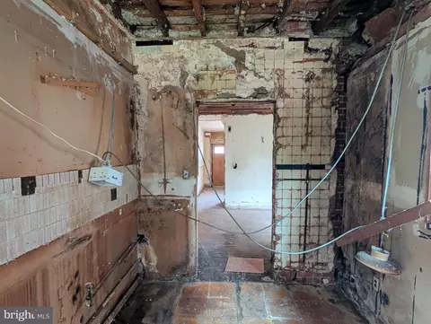 Entry Way - 3439 Kenyon Ave, Baltimore, MD 21213 photo 4 of 7