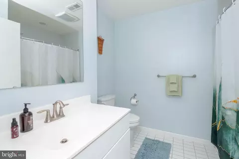 Bath - 428 E Oliver St, Baltimore, MD 21202 photo 1 of 2