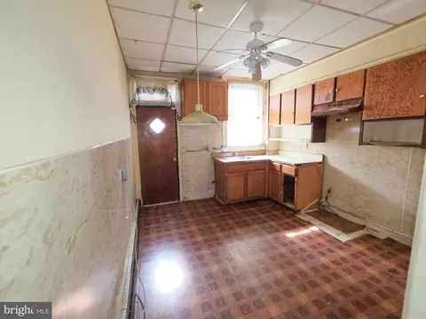 Entry Way - 1622 Ruxton Ave, Baltimore, MD 21216 photo 2 of 4