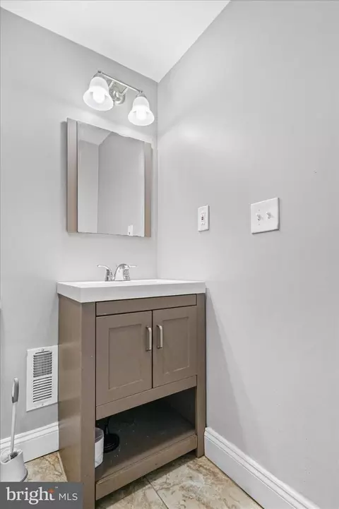 Bath - 3631 Greenvale Rd, Baltimore, MD 21229 photo 3 of 4