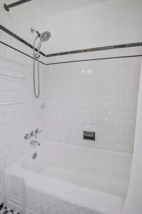 Bath - 4708 Hamilton Ave, Baltimore, MD 21206 photo 2 of 2