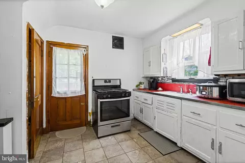 Entry Way - 4701 Mannasota Ave, Baltimore, MD 21206 photo 2 of 3