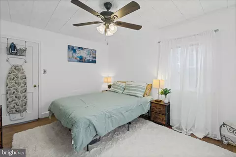 Bedroom - 4701 Mannasota Ave, Baltimore, MD 21206 photo 2 of 4