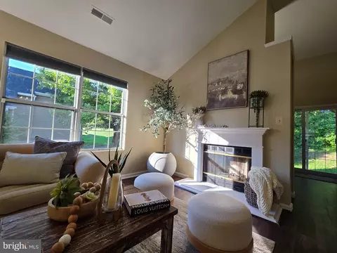 Living - 4524 Saint Thomas Ave, Baltimore, MD 21206 photo 3 of 4
