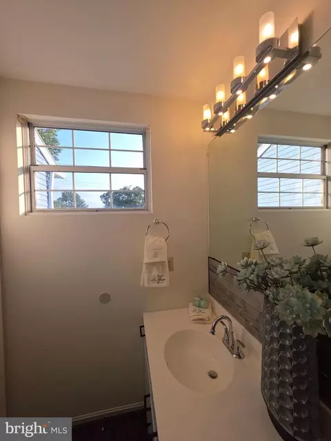Bath - 4524 Saint Thomas Ave, Baltimore, MD 21206 photo 6 of 9
