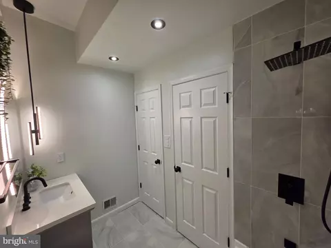 Bath - 4524 Saint Thomas Ave, Baltimore, MD 21206 photo 4 of 9