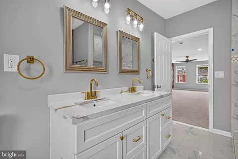 Bath - 1006 E Preston St, Baltimore, MD 21202 photo 6 of 9