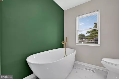 Bath - 1006 E Preston St, Baltimore, MD 21202 photo 7 of 9
