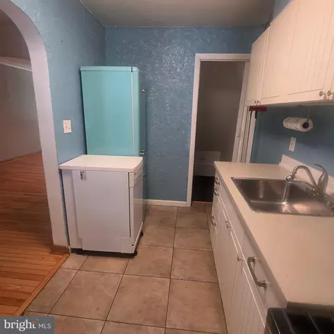 Entry Way - 4330 Dewey Ave, Baltimore, MD 21211 photo 4 of 6
