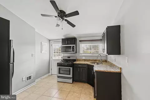 Entry Way - 111 E Fort Ave, Baltimore, MD 21230 photo 3 of 12