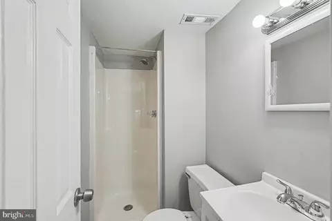 Bath - 613 Harvey St, Baltimore, MD 21230 photo 1 of 2