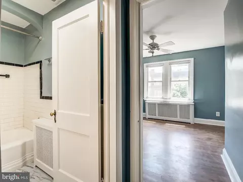 Entry Way - 4326 Berger Ave, Baltimore, MD 21206 photo 3 of 4
