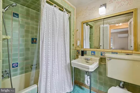 Bath - 2209 Ken Oak Rd, Baltimore, MD 21209 photo 6 of 8