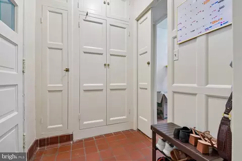 Entry Way - 2209 Ken Oak Rd, Baltimore, MD 21209 photo 5 of 15