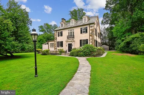 Exterior - 2209 Ken Oak Rd, Baltimore, MD 21209 photo 3 of 18