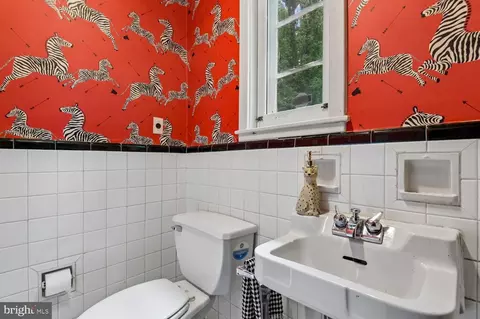 Bath - 2209 Ken Oak Rd, Baltimore, MD 21209 photo 2 of 8