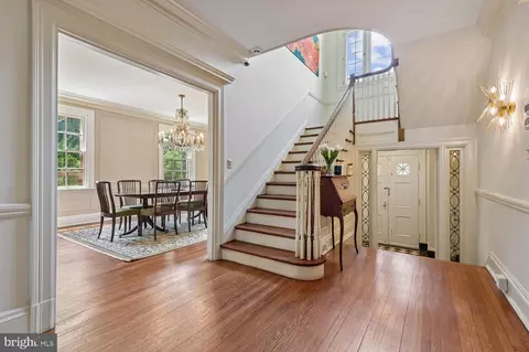 Entry Way - 2209 Ken Oak Rd, Baltimore, MD 21209 photo 4 of 15