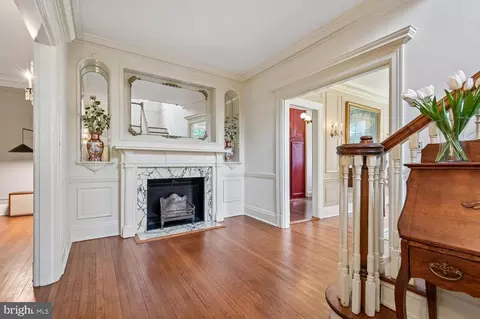 Entry Way - 2209 Ken Oak Rd, Baltimore, MD 21209 photo 3 of 15