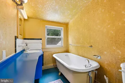 Bath - 2209 Ken Oak Rd, Baltimore, MD 21209 photo 8 of 8